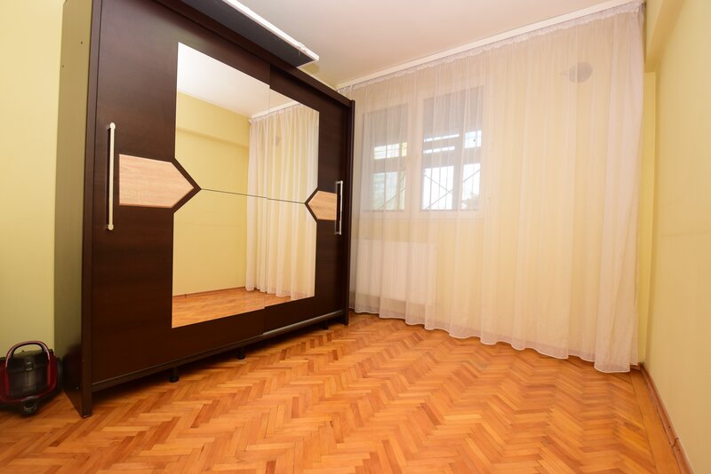 Metrou Nicolae Grigorescu, bloc H caramida, boxa, decomandat, 2 bai